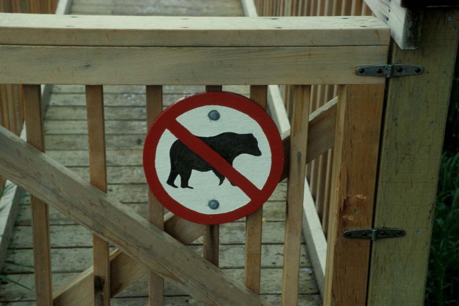 Schild an Plattform im Katmai Nationalpark