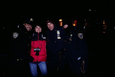 Elisabeth mit Polizisten
